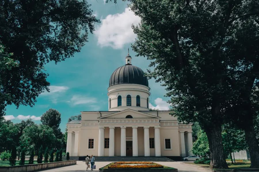 Кафедральный собор Кишинёва в солнечный день