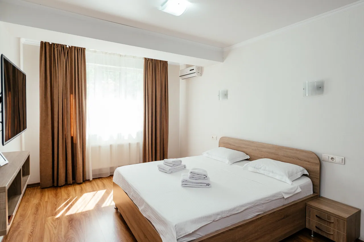 Светлая спальня в квартире RentPlace